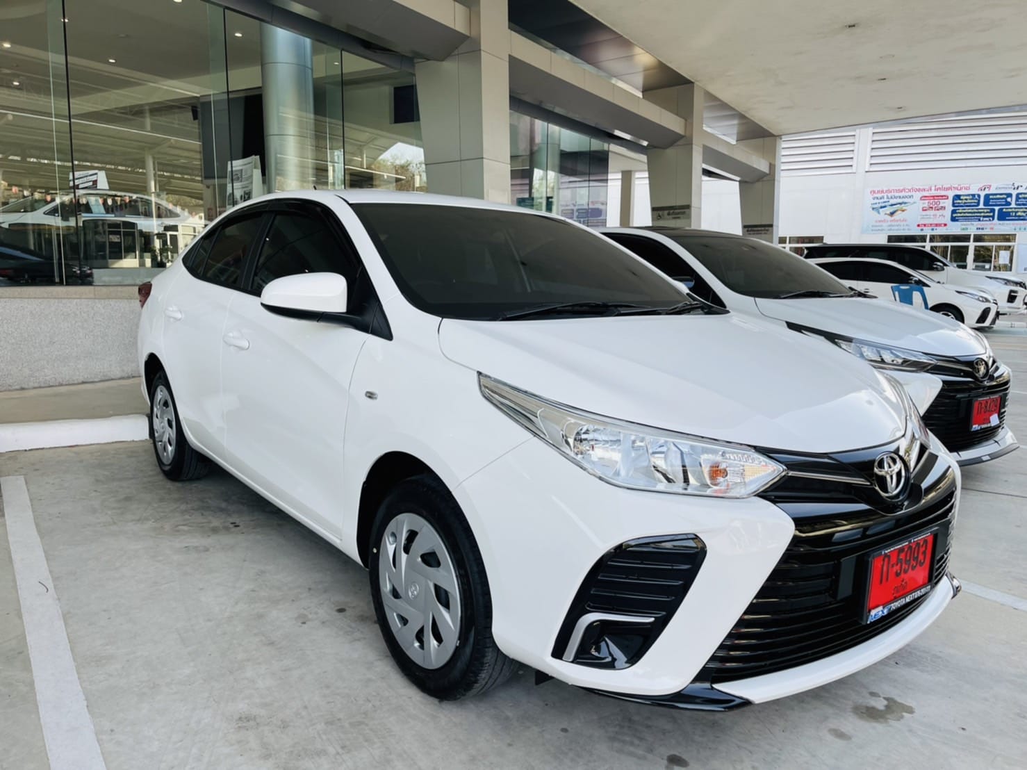 Toyota Yaris — side view